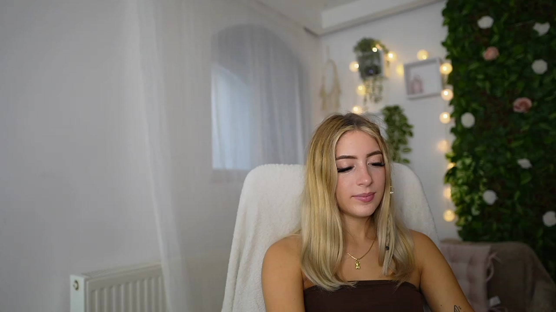 Gallery image thumbnail from Tina_Nappi18's myfreecams stream on, 09/14/2023, 13:54 image 16 of 20