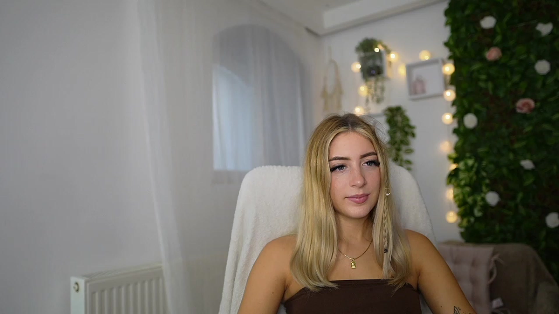 Gallery image thumbnail from Tina_Nappi18's myfreecams stream on, 09/14/2023, 13:54 image 12 of 20