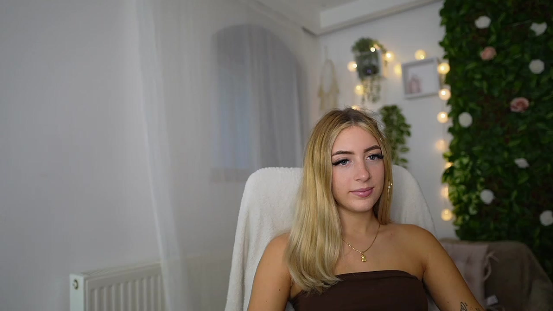 Gallery image thumbnail from Tina_Nappi18's myfreecams stream on, 09/14/2023, 14:37 image 3 of 20