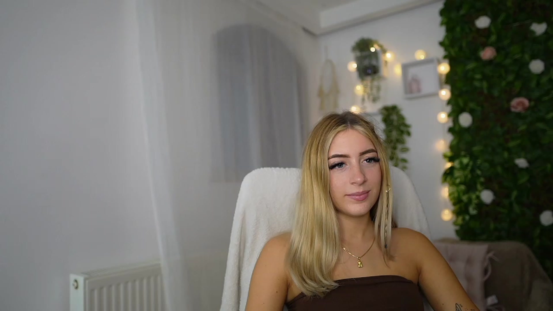Gallery image thumbnail from Tina_Nappi18's myfreecams stream on, 09/14/2023, 14:37 image 18 of 20