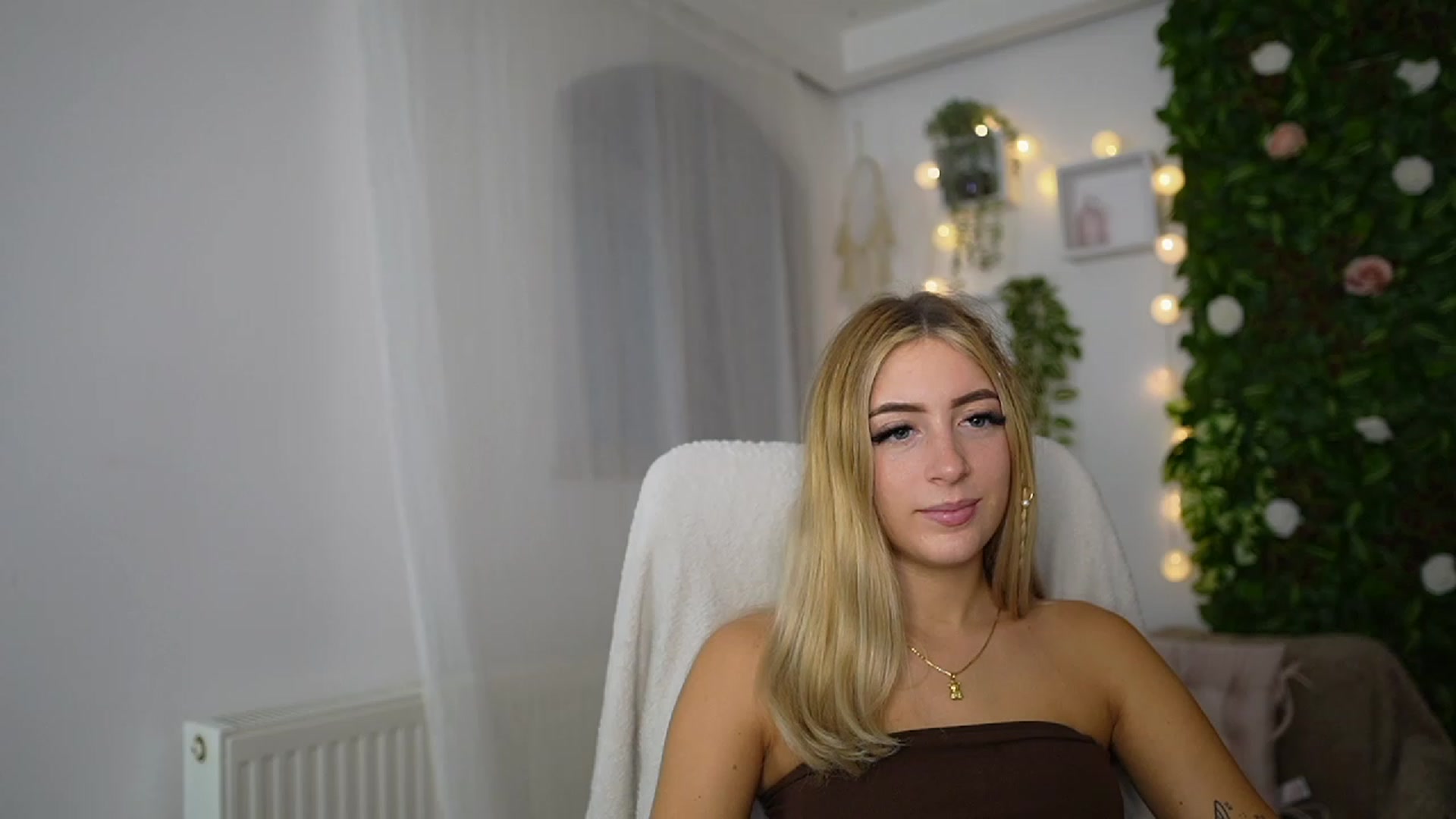 Gallery image thumbnail from Tina_Nappi18's myfreecams stream on, 09/14/2023, 14:37 image 13 of 20