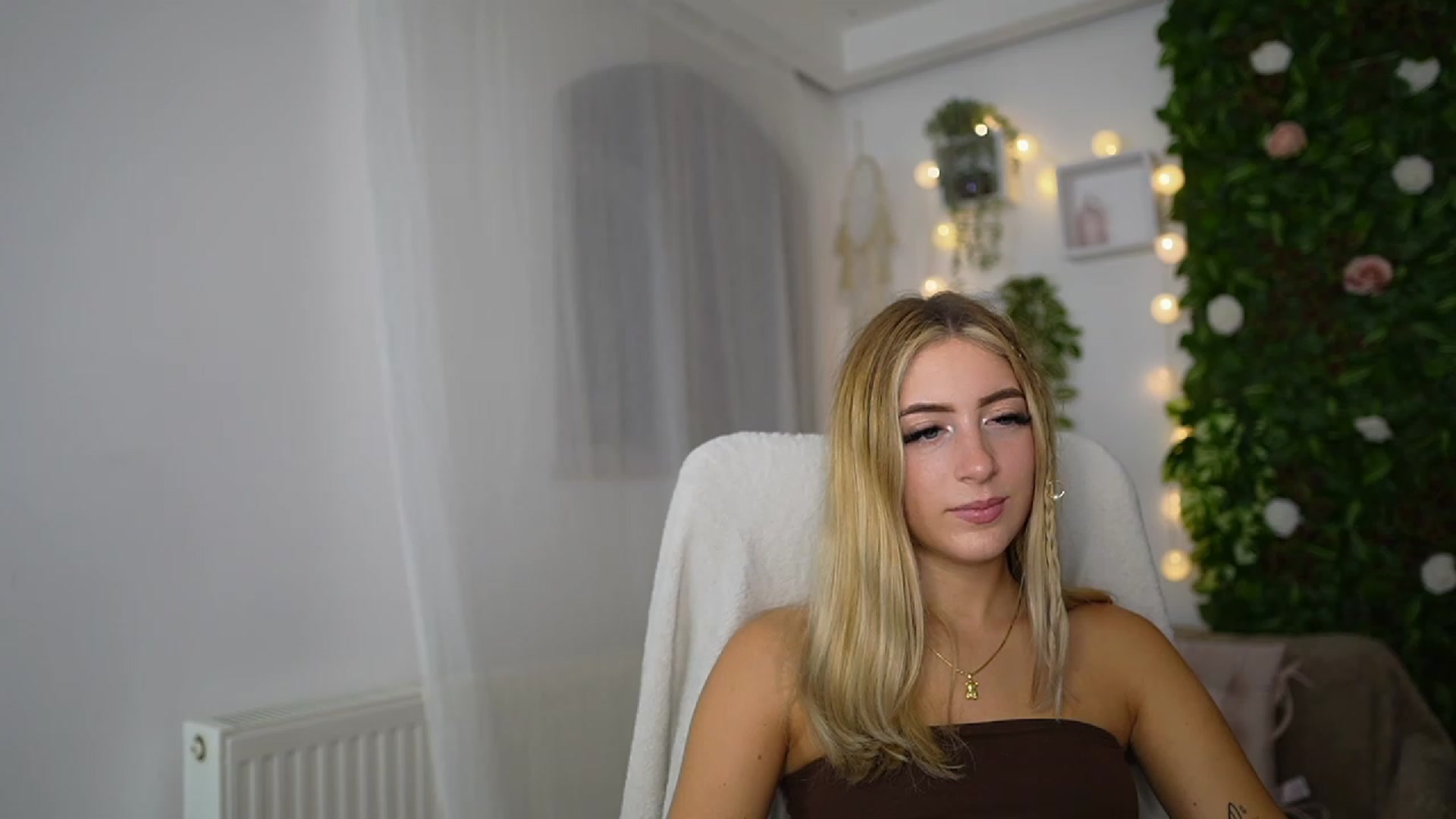 Gallery image thumbnail from Tina_Nappi18's myfreecams stream on, 09/14/2023, 17:48 image 18 of 20
