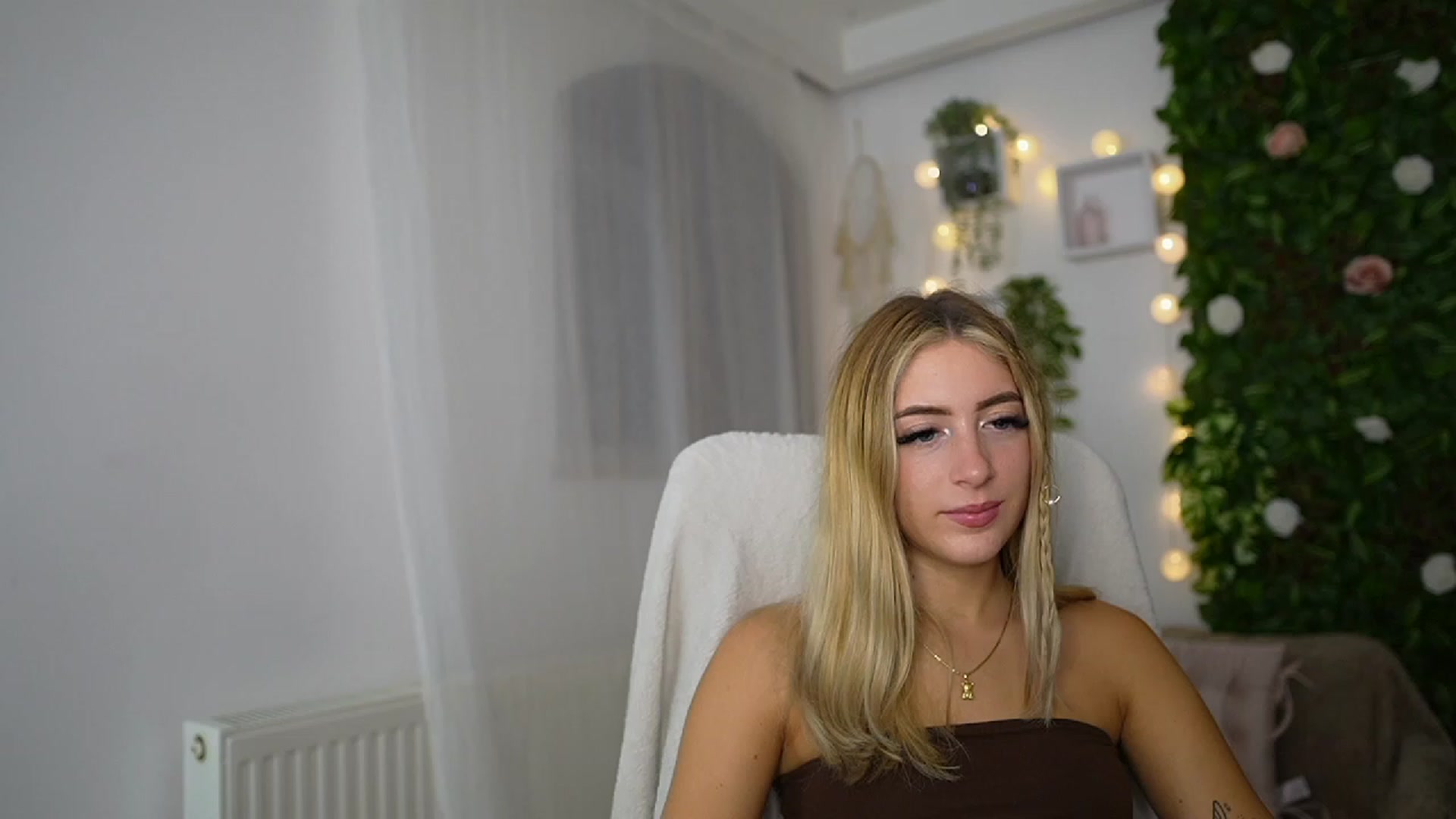 Gallery image thumbnail from Tina_Nappi18's myfreecams stream on, 09/14/2023, 17:48 image 15 of 20