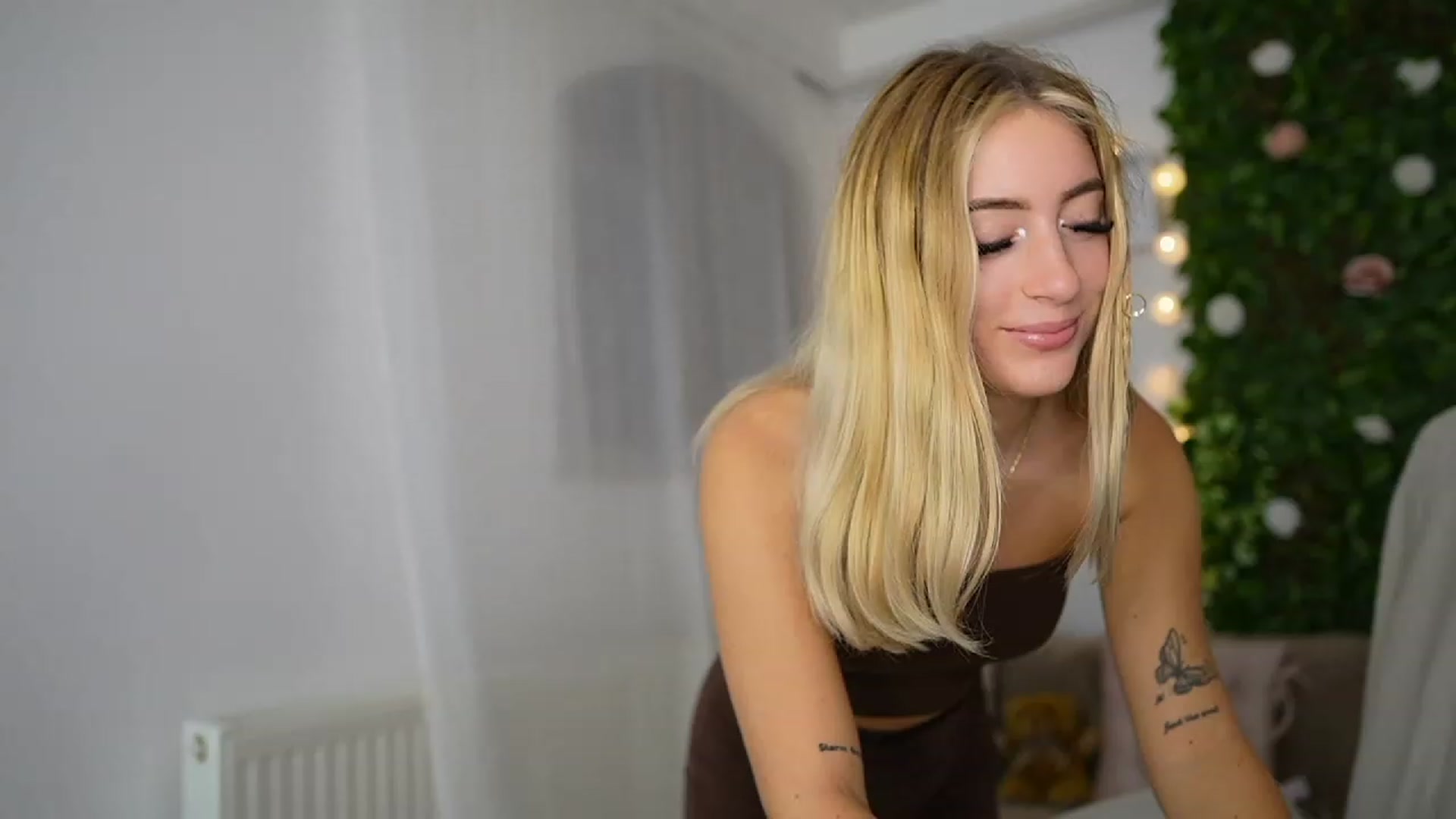 Gallery image thumbnail from Tina_Nappi18's myfreecams stream on, 09/14/2023, 17:48 image 8 of 20