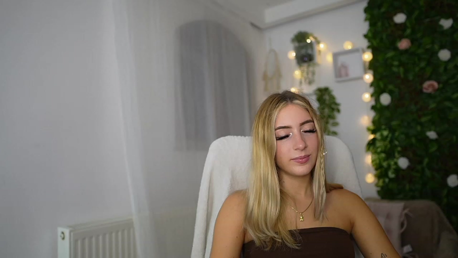Gallery image thumbnail from Tina_Nappi18's myfreecams stream on, 09/14/2023, 17:48 image 11 of 20