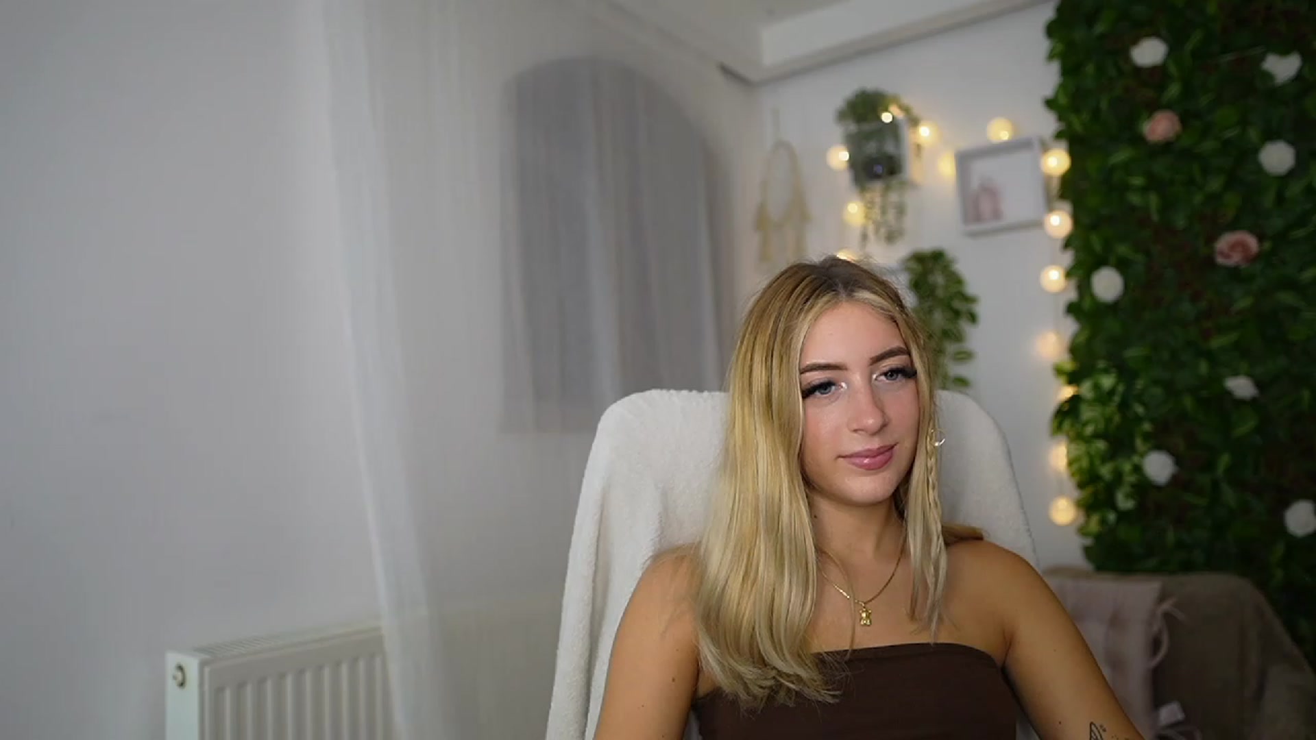 Gallery image thumbnail from Tina_Nappi18's myfreecams stream on, 09/14/2023, 17:48 image 10 of 20