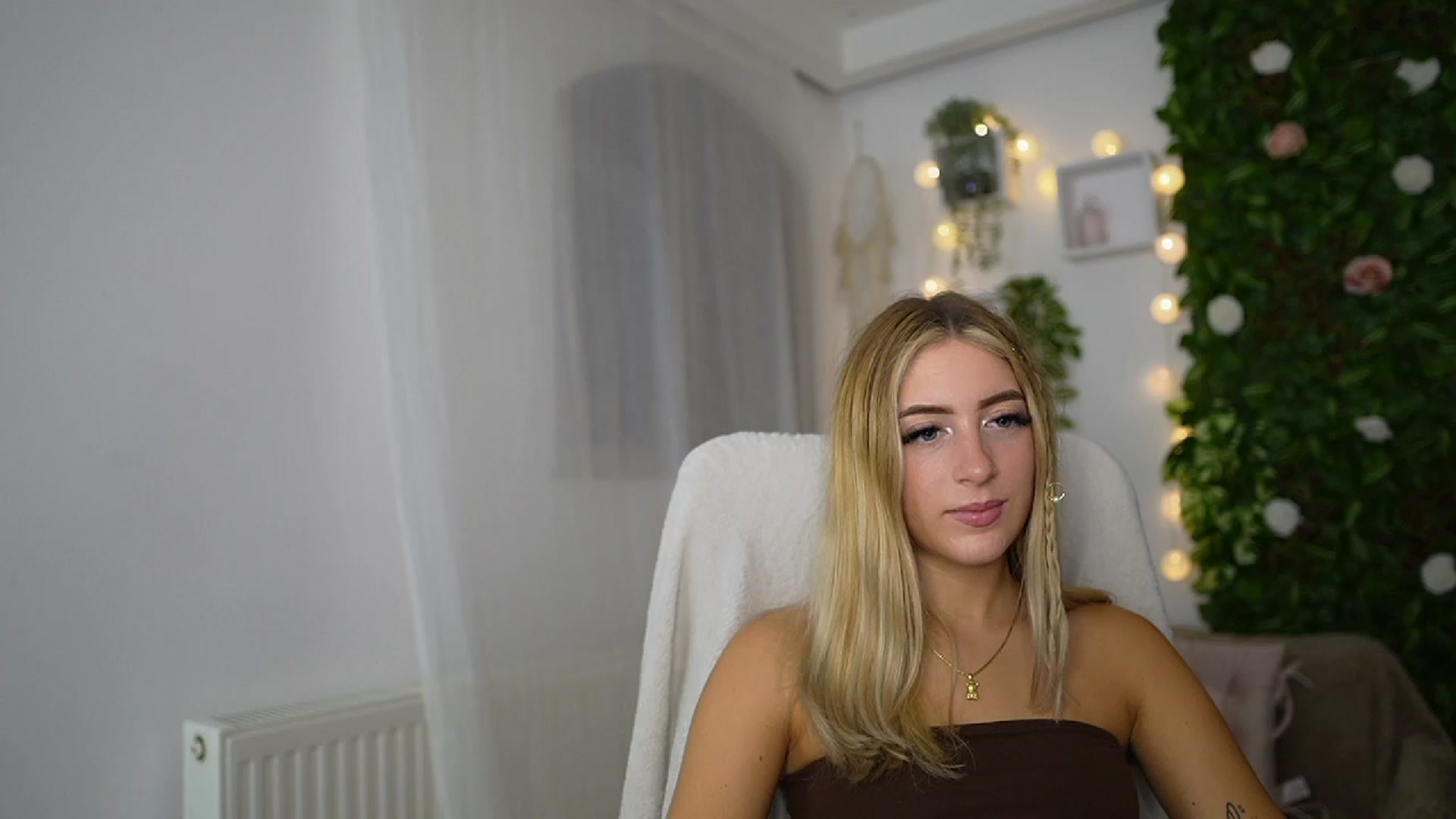 Gallery image thumbnail from Tina_Nappi18's myfreecams stream on, 09/14/2023, 17:48 image 17 of 20