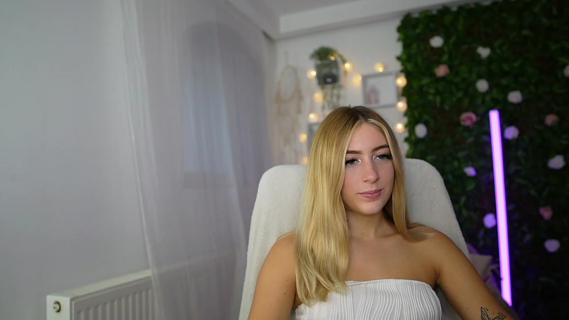 Gallery image thumbnail from Tina_Nappi18's myfreecams stream on, 09/17/2023, 14:32 image 5 of 20