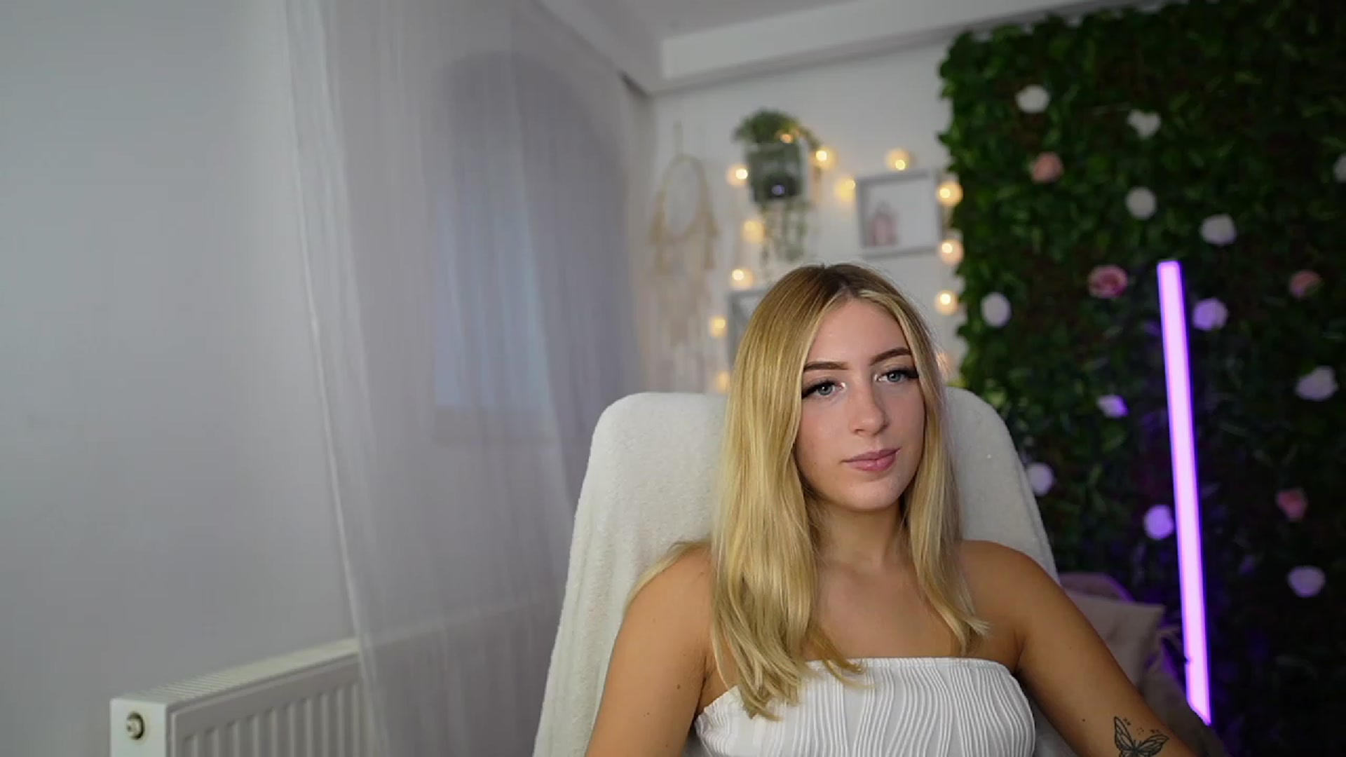 Gallery image thumbnail from Tina_Nappi18's myfreecams stream on, 09/17/2023, 14:32 image 9 of 20
