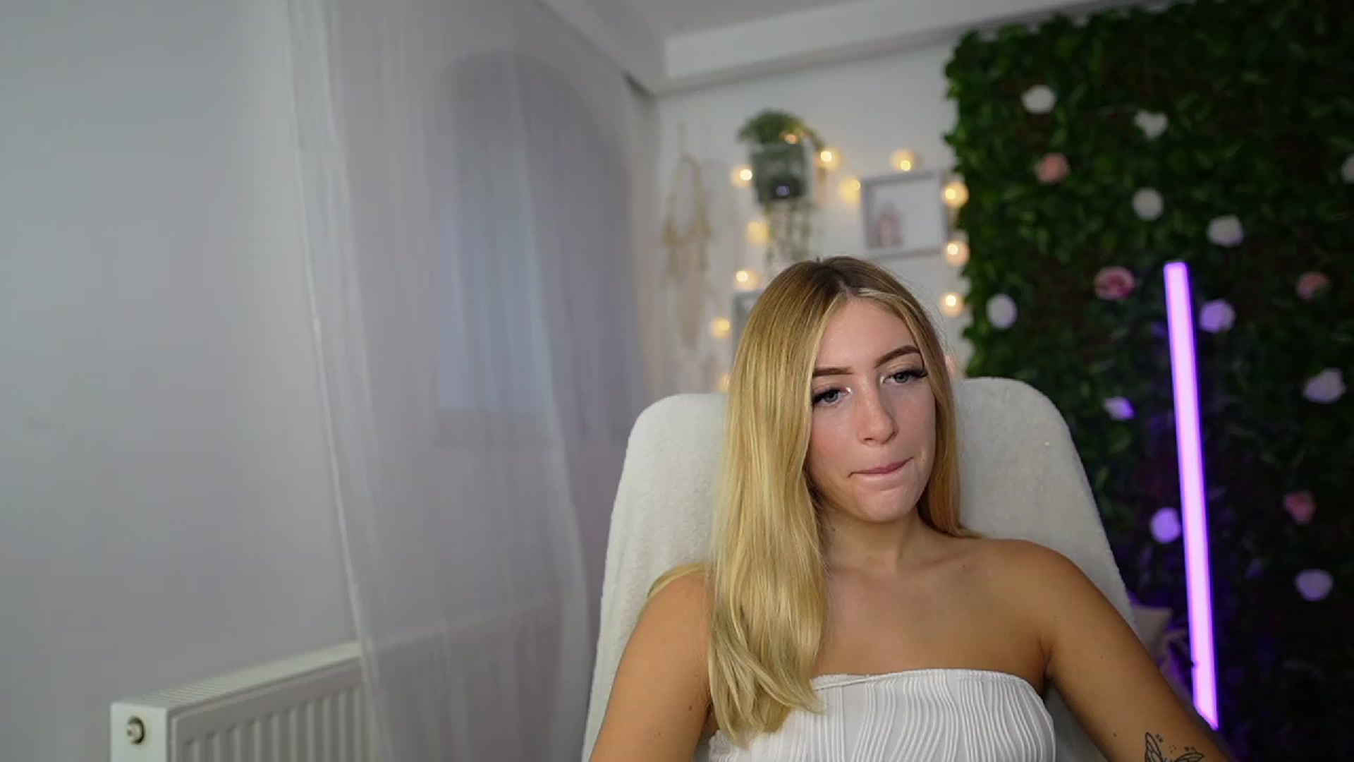 Gallery image thumbnail from Tina_Nappi18's myfreecams stream on, 09/17/2023, 14:32 image 7 of 20