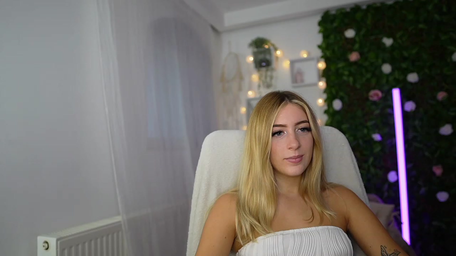 Gallery image thumbnail from Tina_Nappi18's myfreecams stream on, 09/17/2023, 14:32 image 2 of 20