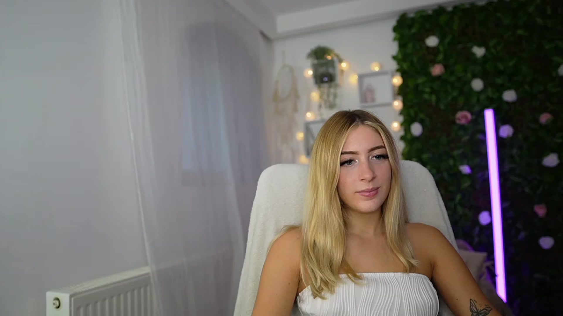 Gallery image thumbnail from Tina_Nappi18's myfreecams stream on, 09/17/2023, 14:32 image 10 of 20