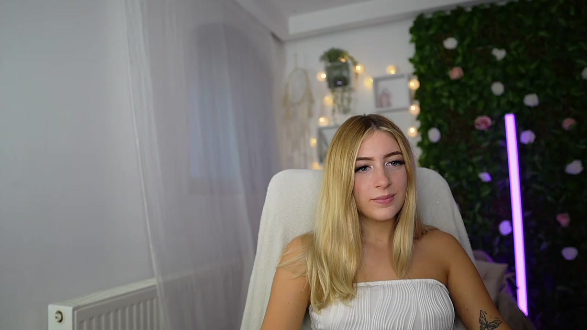 Gallery image thumbnail from Tina_Nappi18's myfreecams stream on, 09/17/2023, 14:32 image 16 of 20