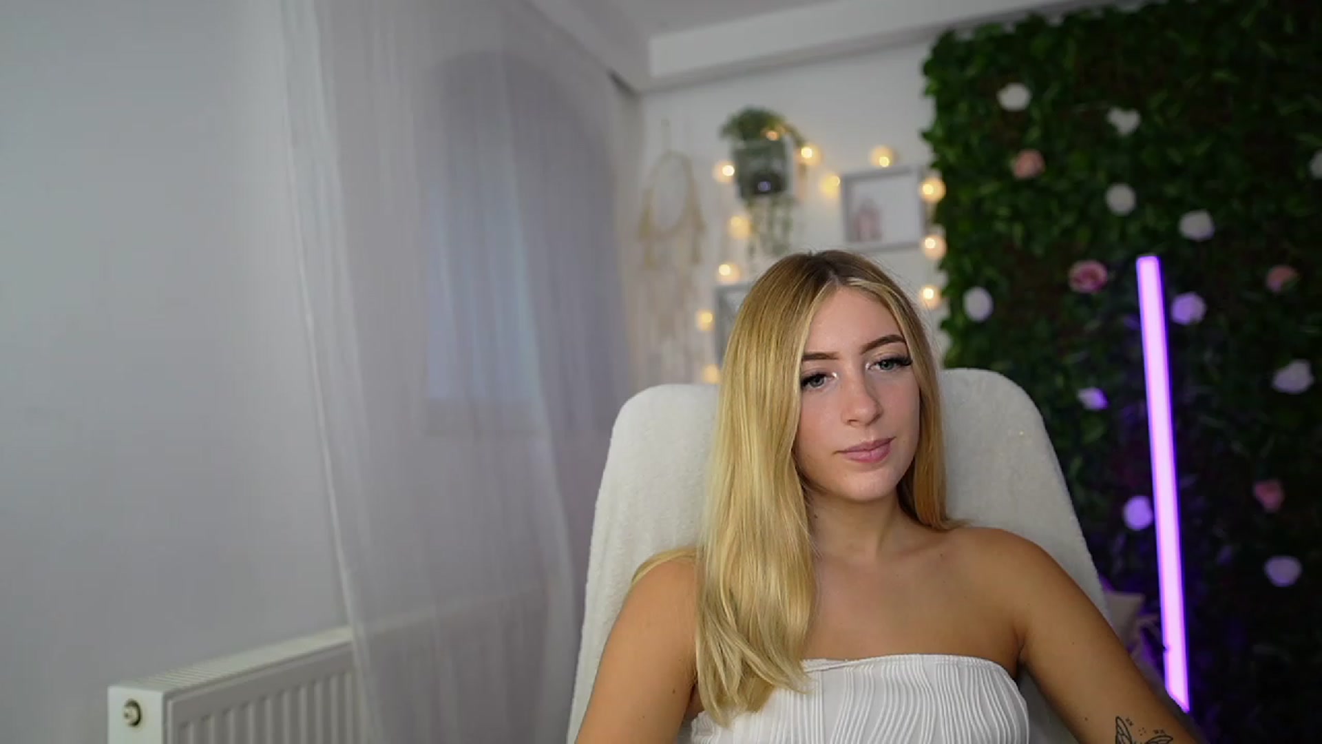 Gallery image thumbnail from Tina_Nappi18's myfreecams stream on, 09/17/2023, 14:32 image 8 of 20