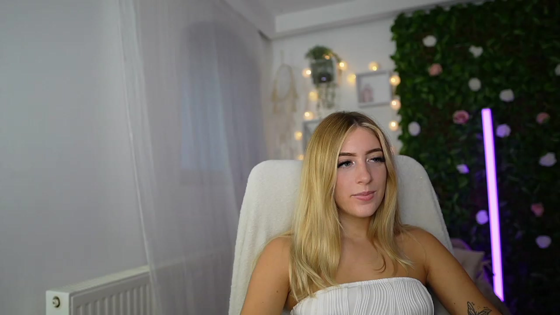 Gallery image thumbnail from Tina_Nappi18's myfreecams stream on, 09/17/2023, 14:32 image 1 of 20