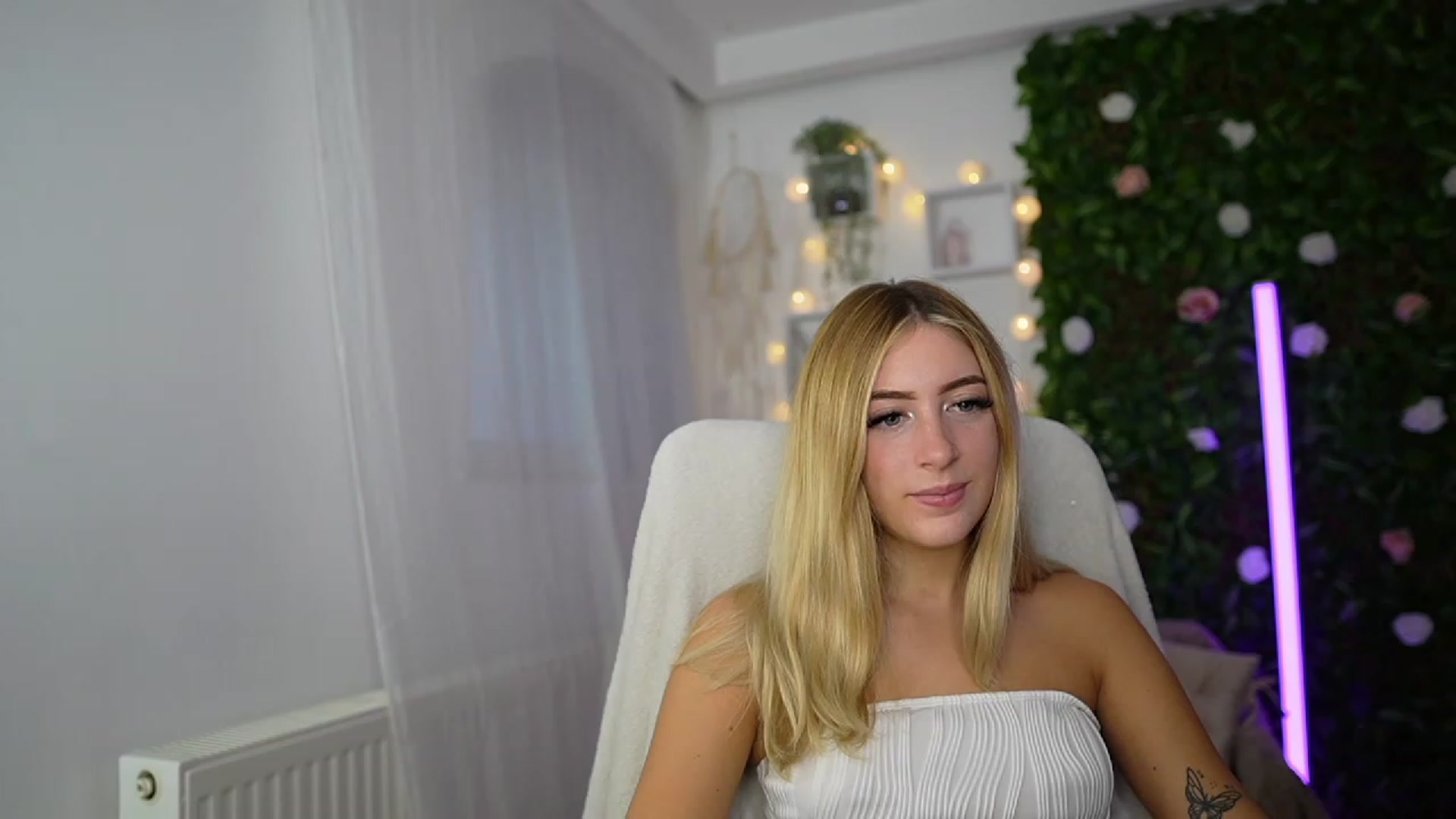 Gallery image thumbnail from Tina_Nappi18's myfreecams stream on, 09/17/2023, 14:32 image 15 of 20