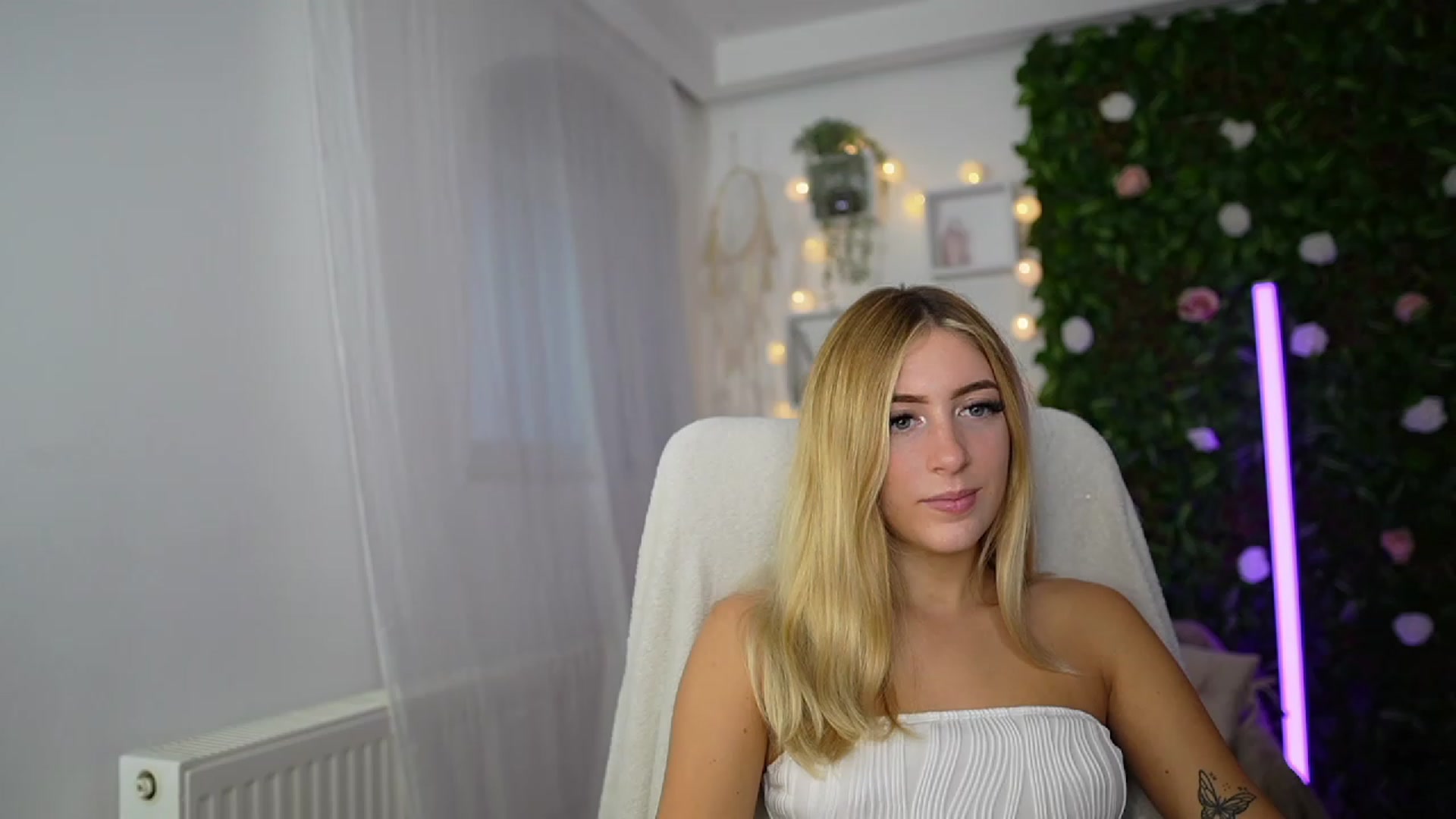 Gallery image thumbnail from Tina_Nappi18's myfreecams stream on, 09/17/2023, 14:32 image 20 of 20