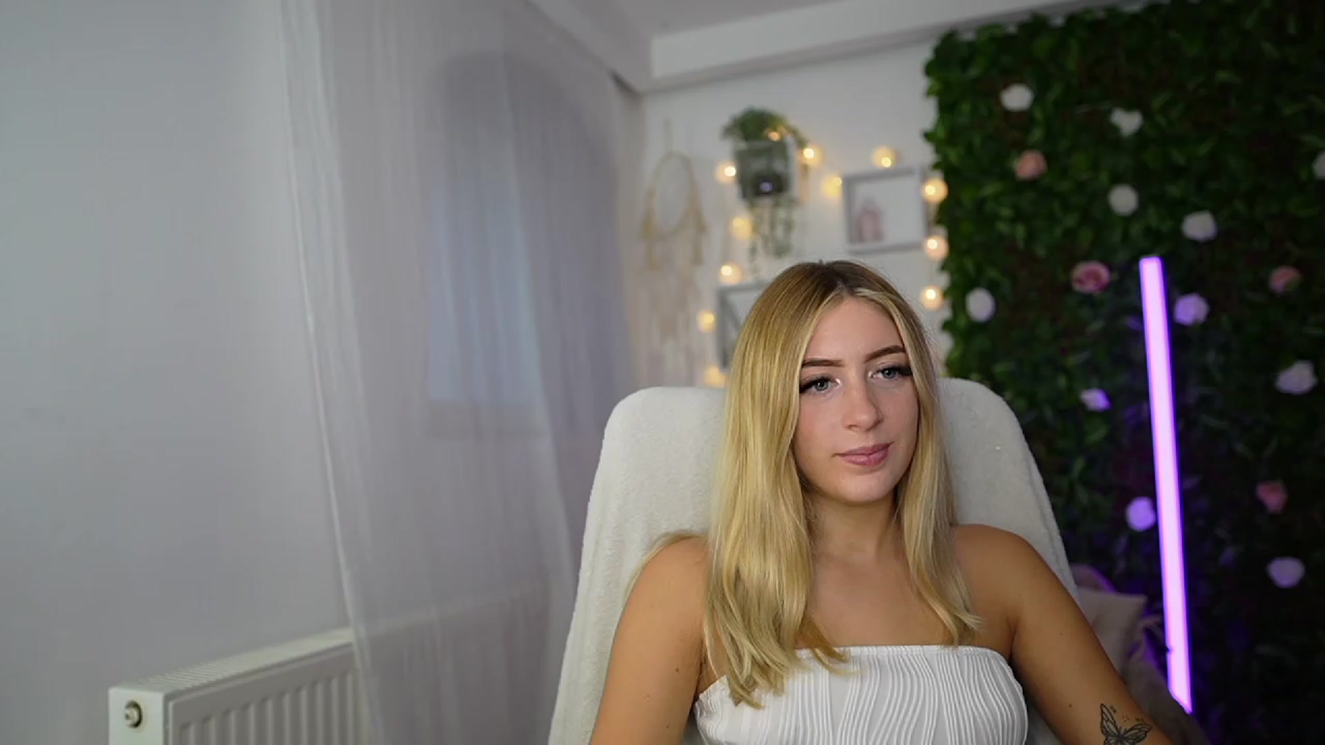 Gallery image thumbnail from Tina_Nappi18's myfreecams stream on, 09/17/2023, 14:32 image 11 of 20