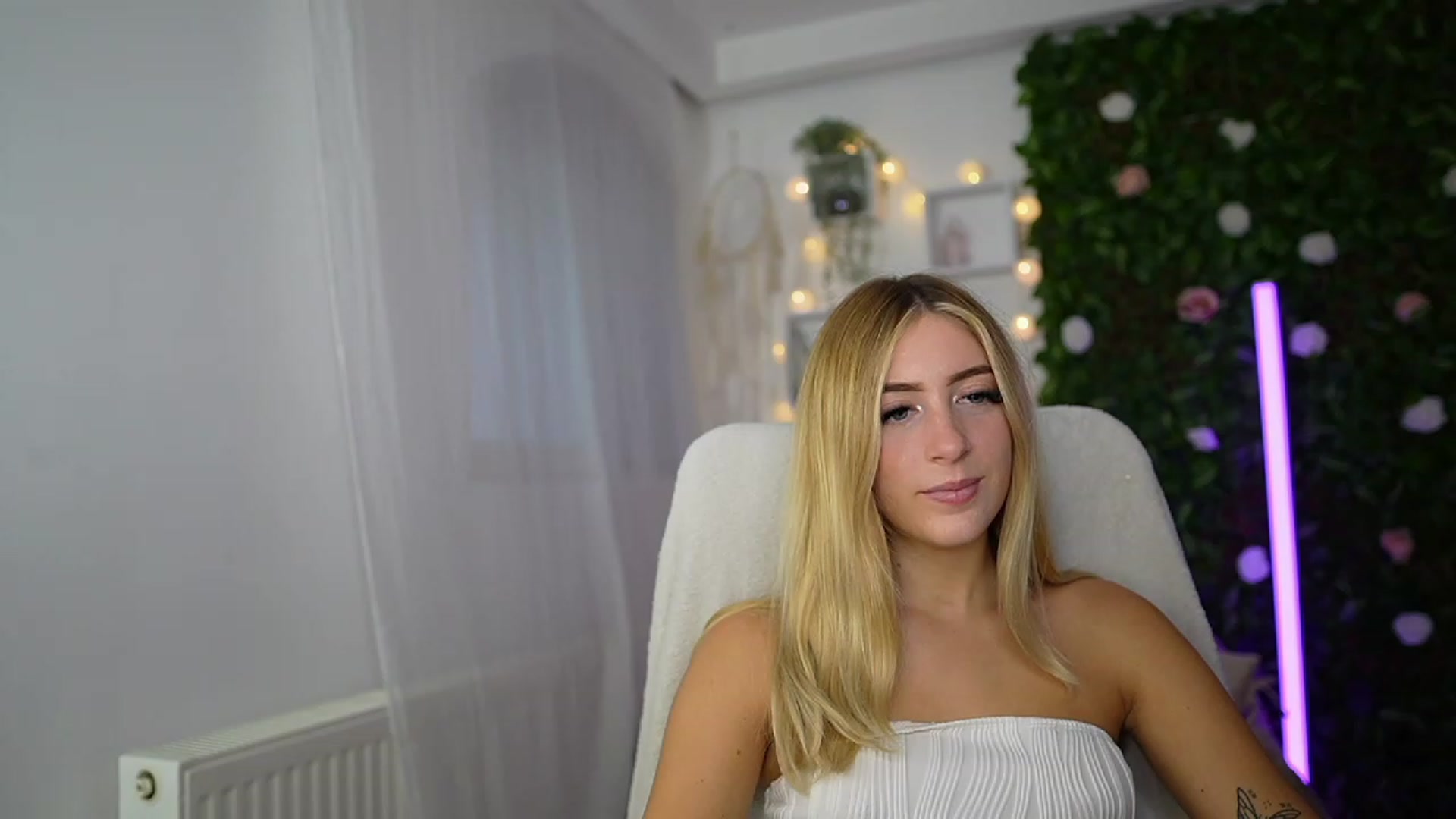 Gallery image thumbnail from Tina_Nappi18's myfreecams stream on, 09/17/2023, 14:32 image 6 of 20