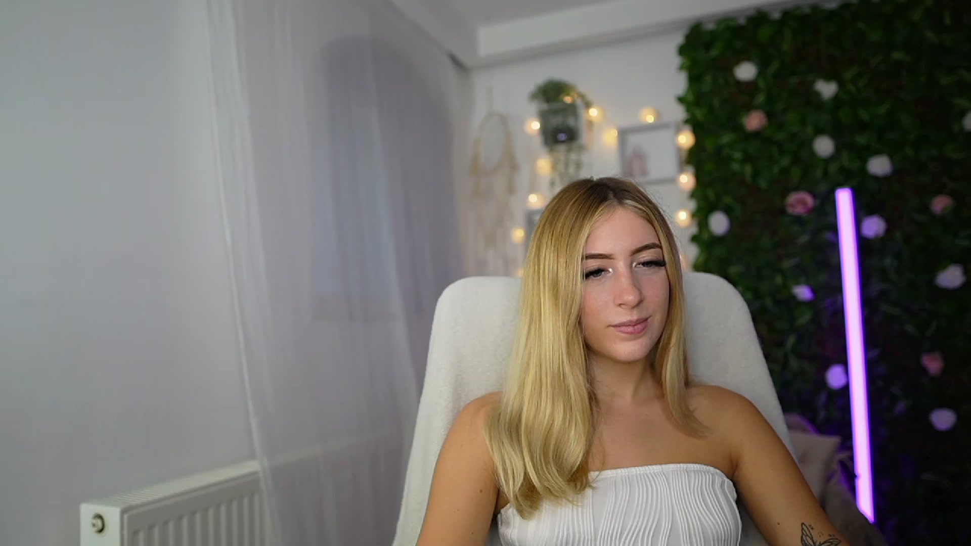 Gallery image thumbnail from Tina_Nappi18's myfreecams stream on, 09/17/2023, 15:40 image 20 of 20