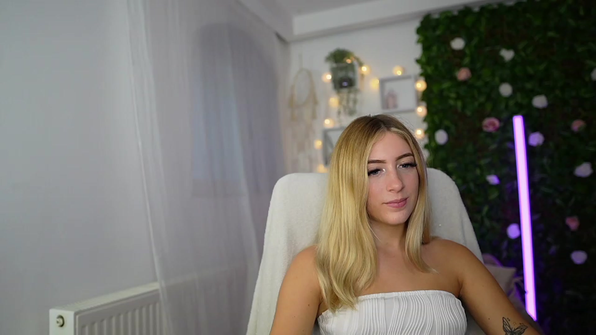 Gallery image thumbnail from Tina_Nappi18's myfreecams stream on, 09/17/2023, 15:40 image 4 of 20