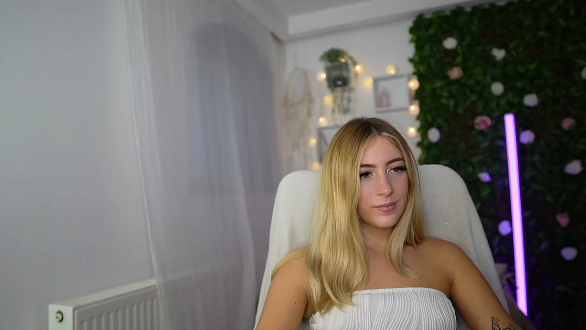 Gallery image thumbnail from Tina_Nappi18's myfreecams stream on, 09/17/2023, 15:40 image 8 of 20