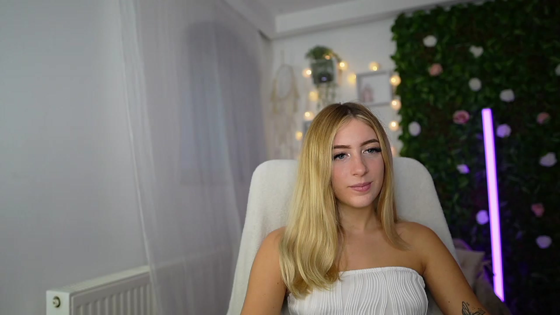 Gallery image thumbnail from Tina_Nappi18's myfreecams stream on, 09/17/2023, 15:40 image 18 of 20