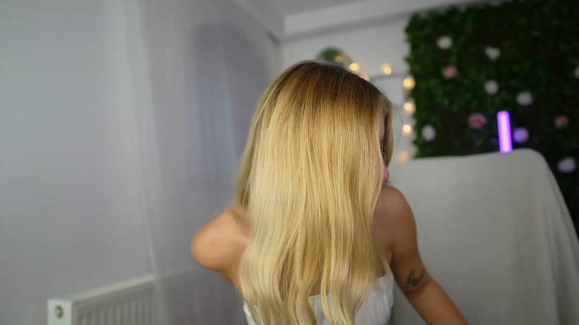 Gallery image thumbnail from Tina_Nappi18's myfreecams stream on, 09/17/2023, 15:40 image 3 of 20
