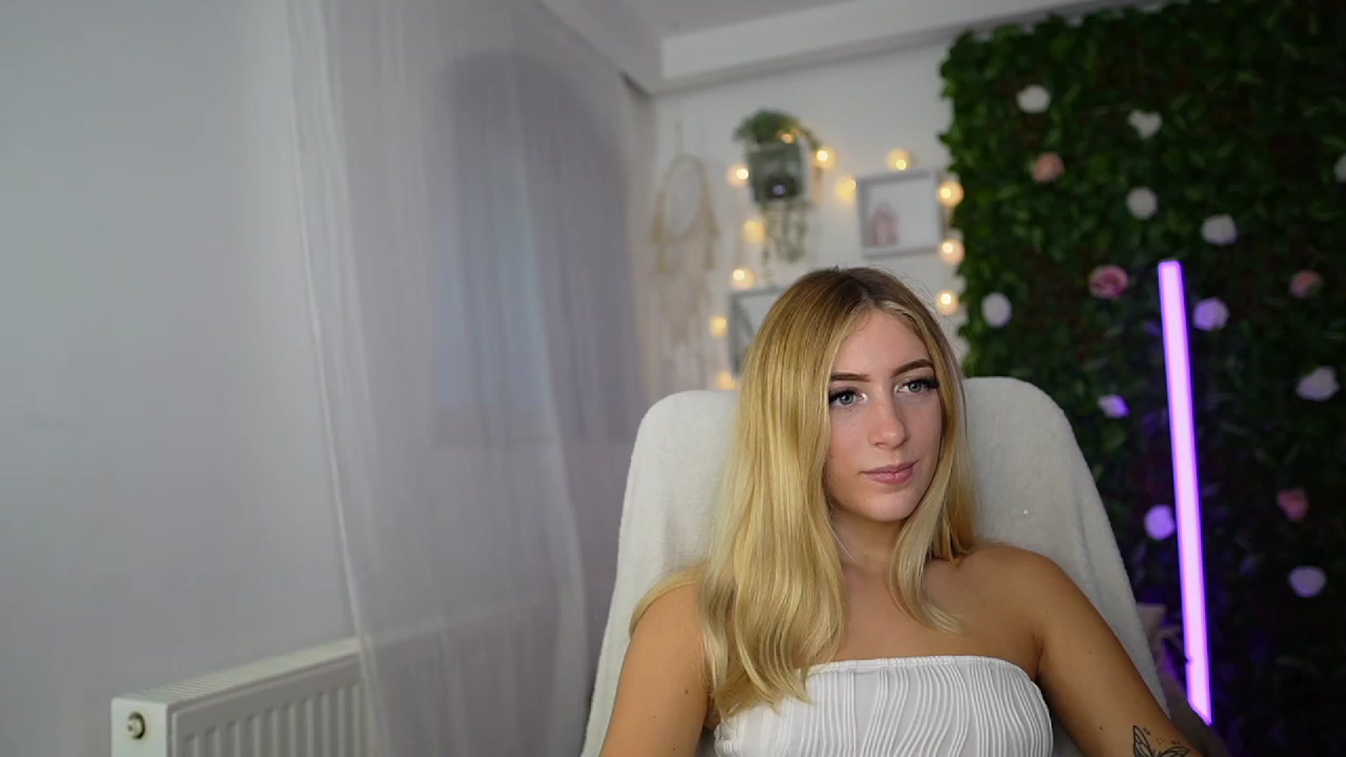 Gallery image thumbnail from Tina_Nappi18's myfreecams stream on, 09/17/2023, 15:40 image 6 of 20