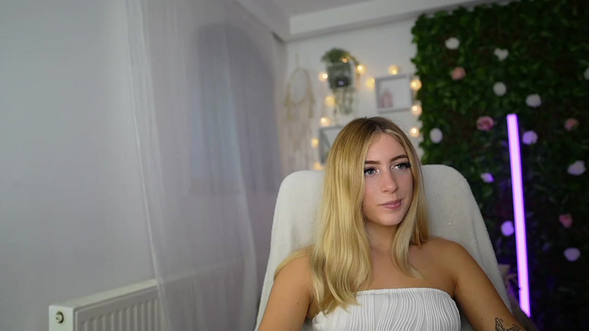 Gallery image thumbnail from Tina_Nappi18's myfreecams stream on, 09/17/2023, 15:40 image 9 of 20