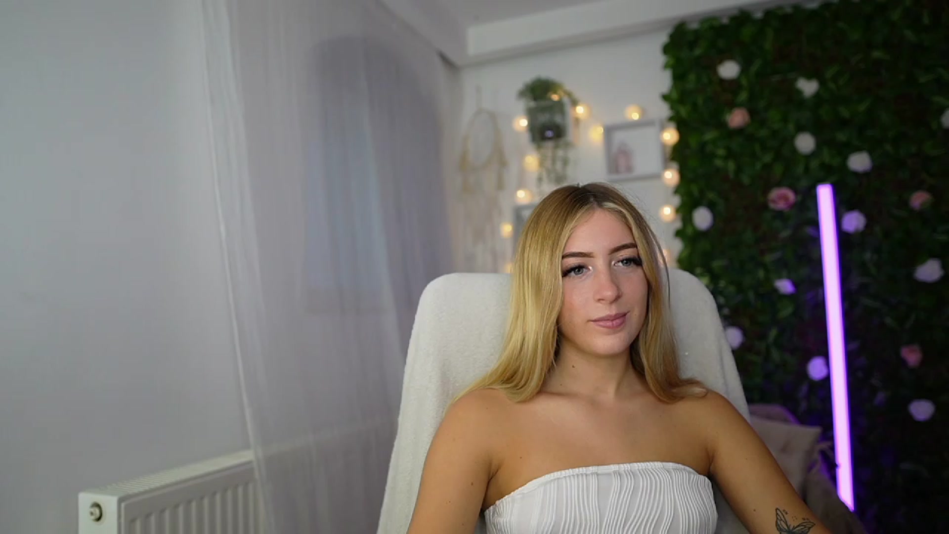 Gallery image thumbnail from Tina_Nappi18's myfreecams stream on, 09/17/2023, 15:40 image 2 of 20
