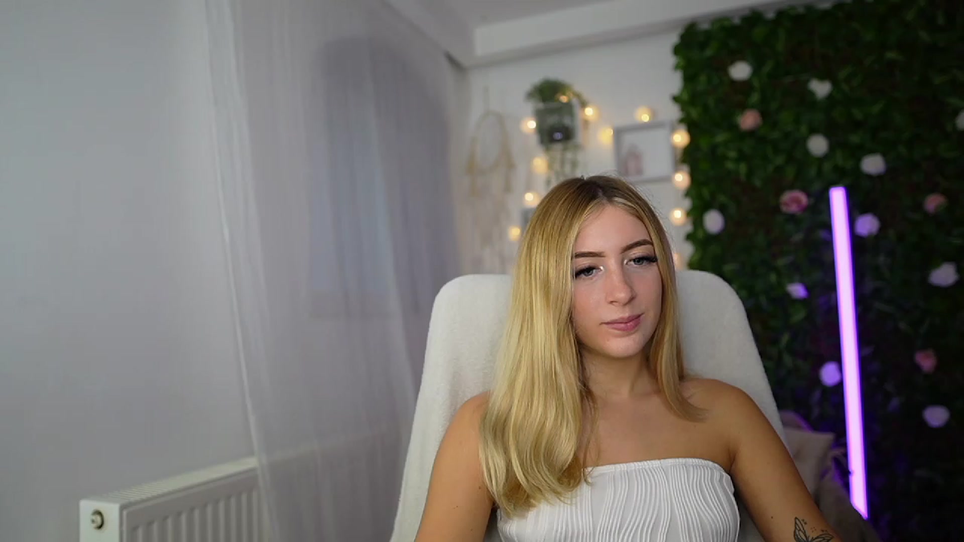 Gallery image thumbnail from Tina_Nappi18's myfreecams stream on, 09/17/2023, 15:40 image 14 of 20