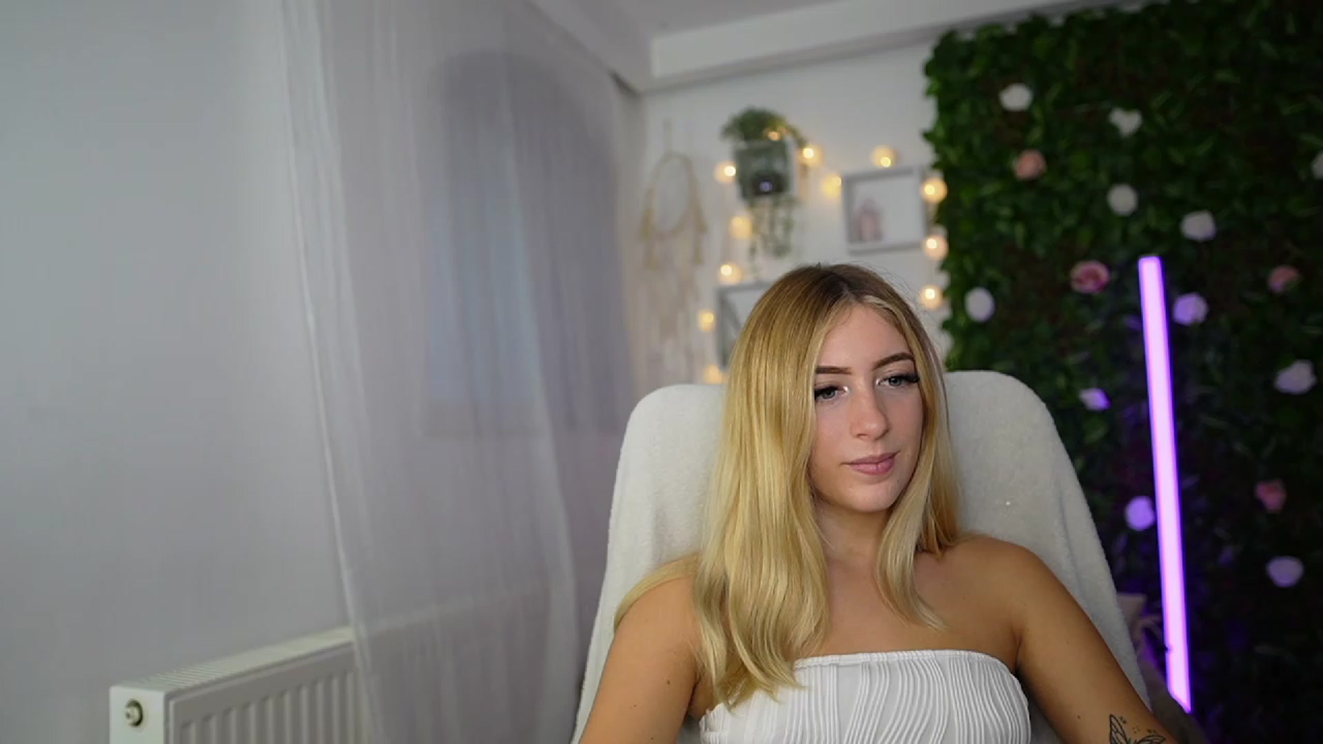 Gallery image thumbnail from Tina_Nappi18's myfreecams stream on, 09/17/2023, 15:40 image 7 of 20