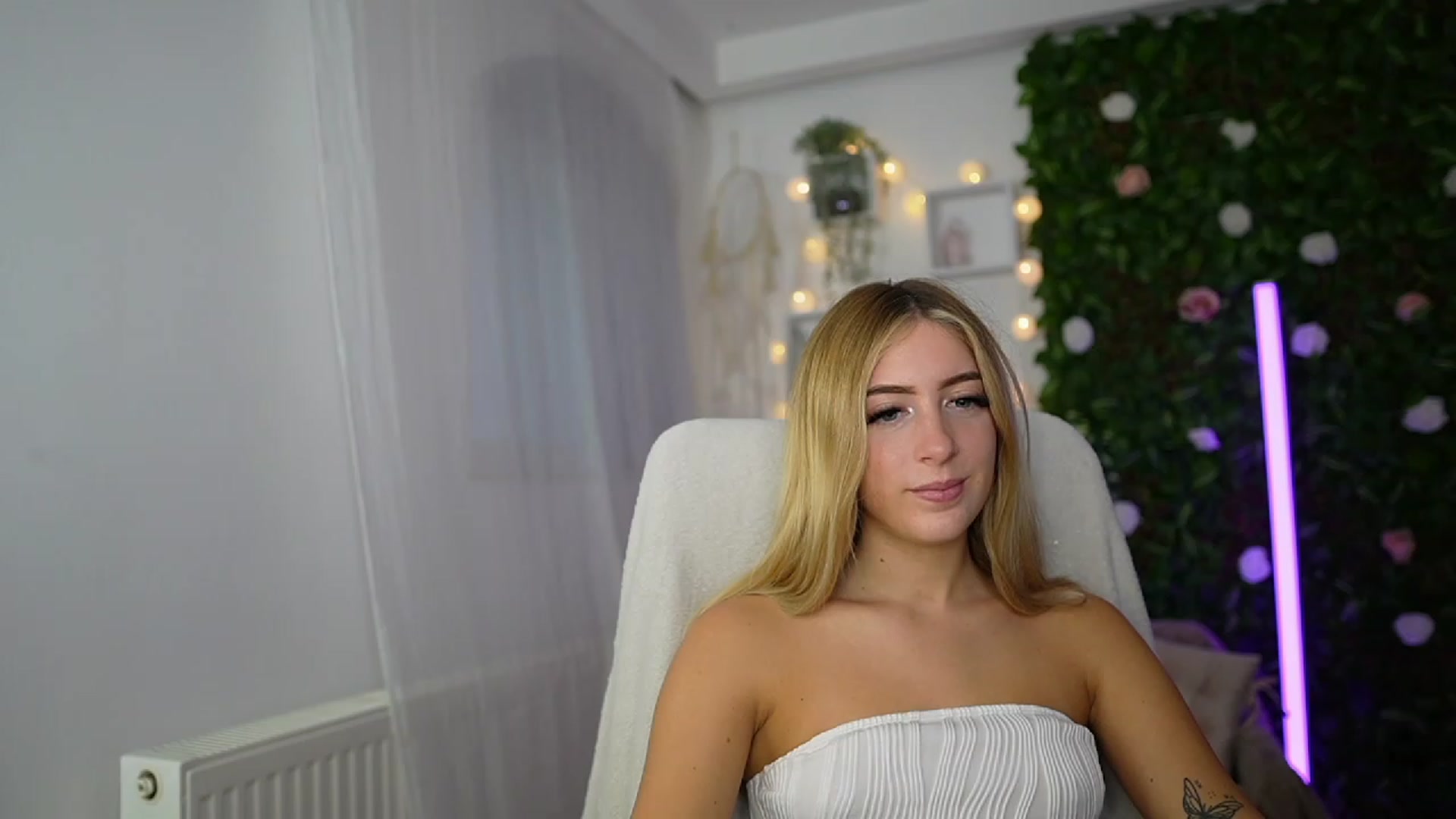 Gallery image thumbnail from Tina_Nappi18's myfreecams stream on, 09/17/2023, 15:40 image 1 of 20