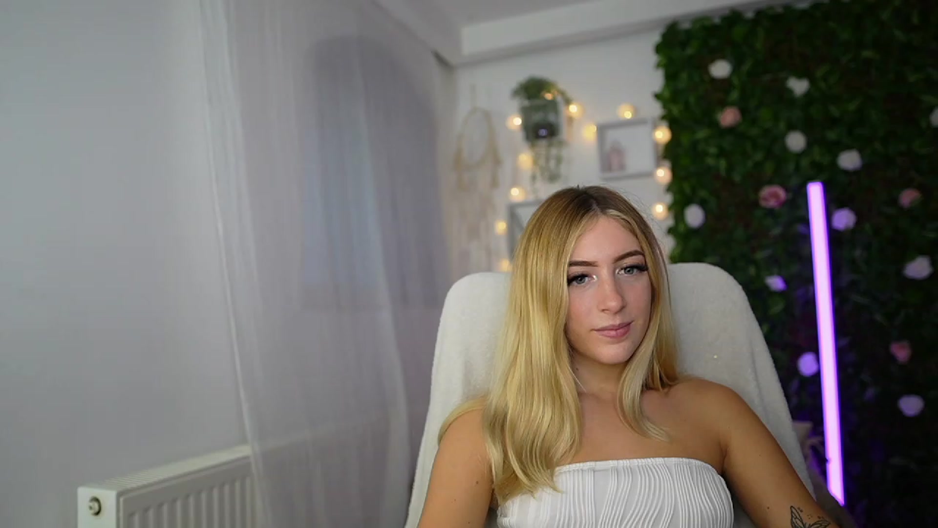 Gallery image thumbnail from Tina_Nappi18's myfreecams stream on, 09/17/2023, 15:40 image 5 of 20