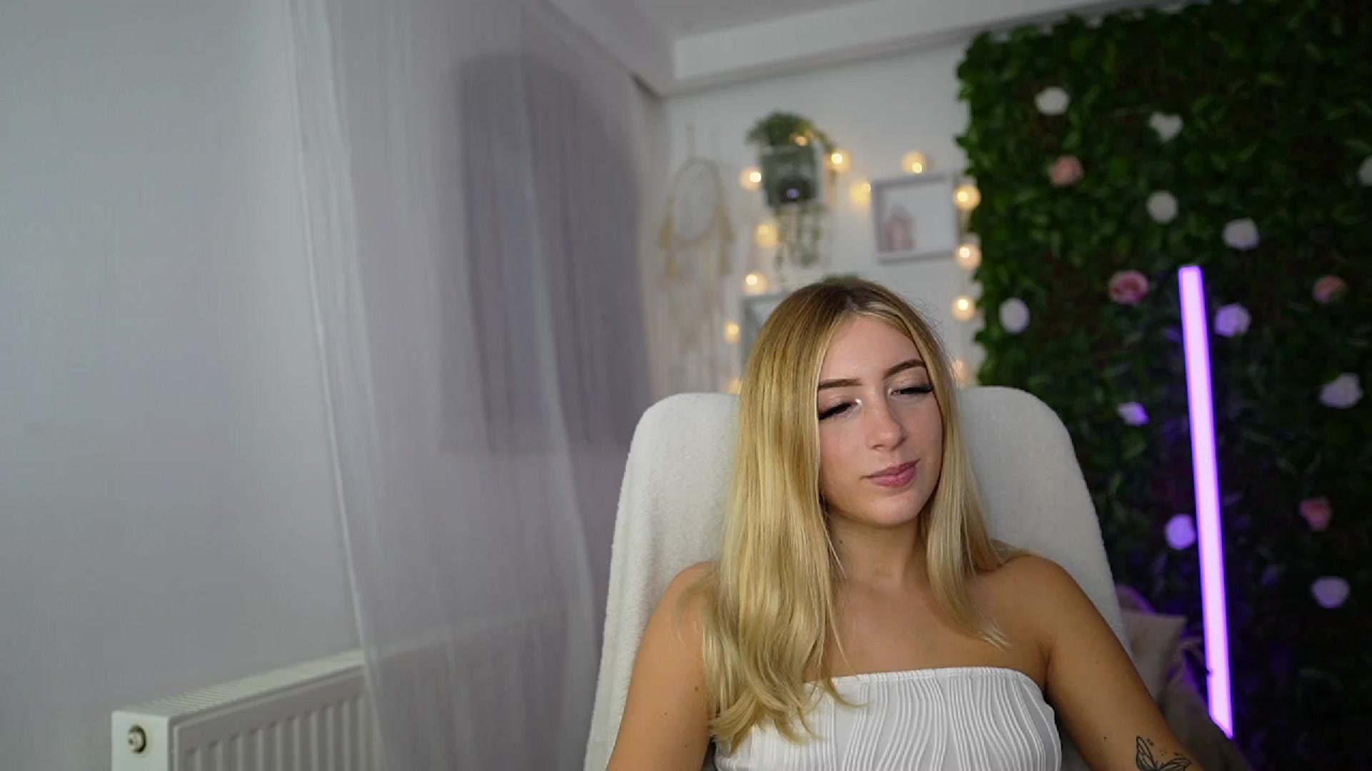 Gallery image thumbnail from Tina_Nappi18's myfreecams stream on, 09/17/2023, 17:48 image 19 of 20