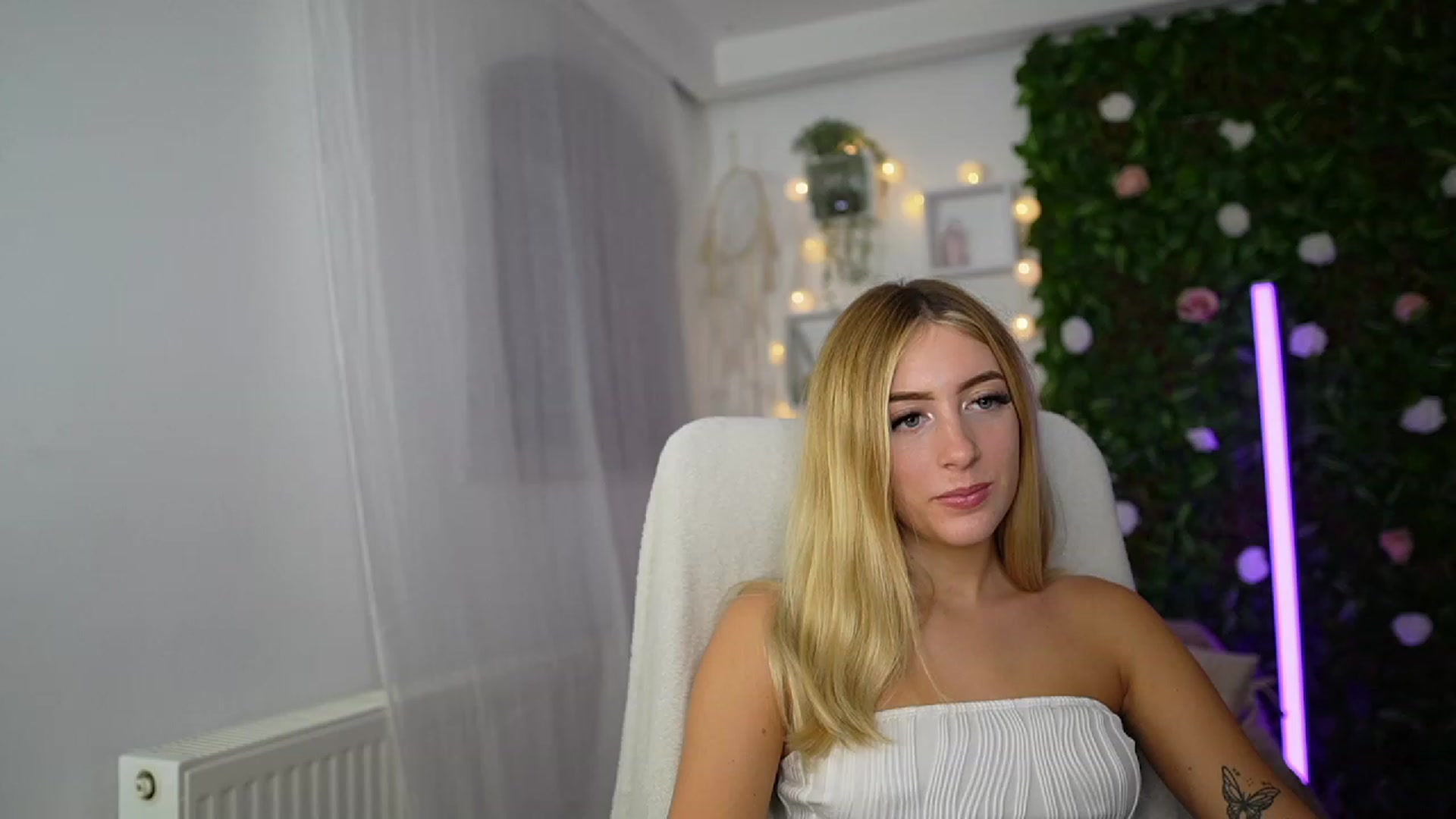 Gallery image thumbnail from Tina_Nappi18's myfreecams stream on, 09/17/2023, 17:48 image 11 of 20