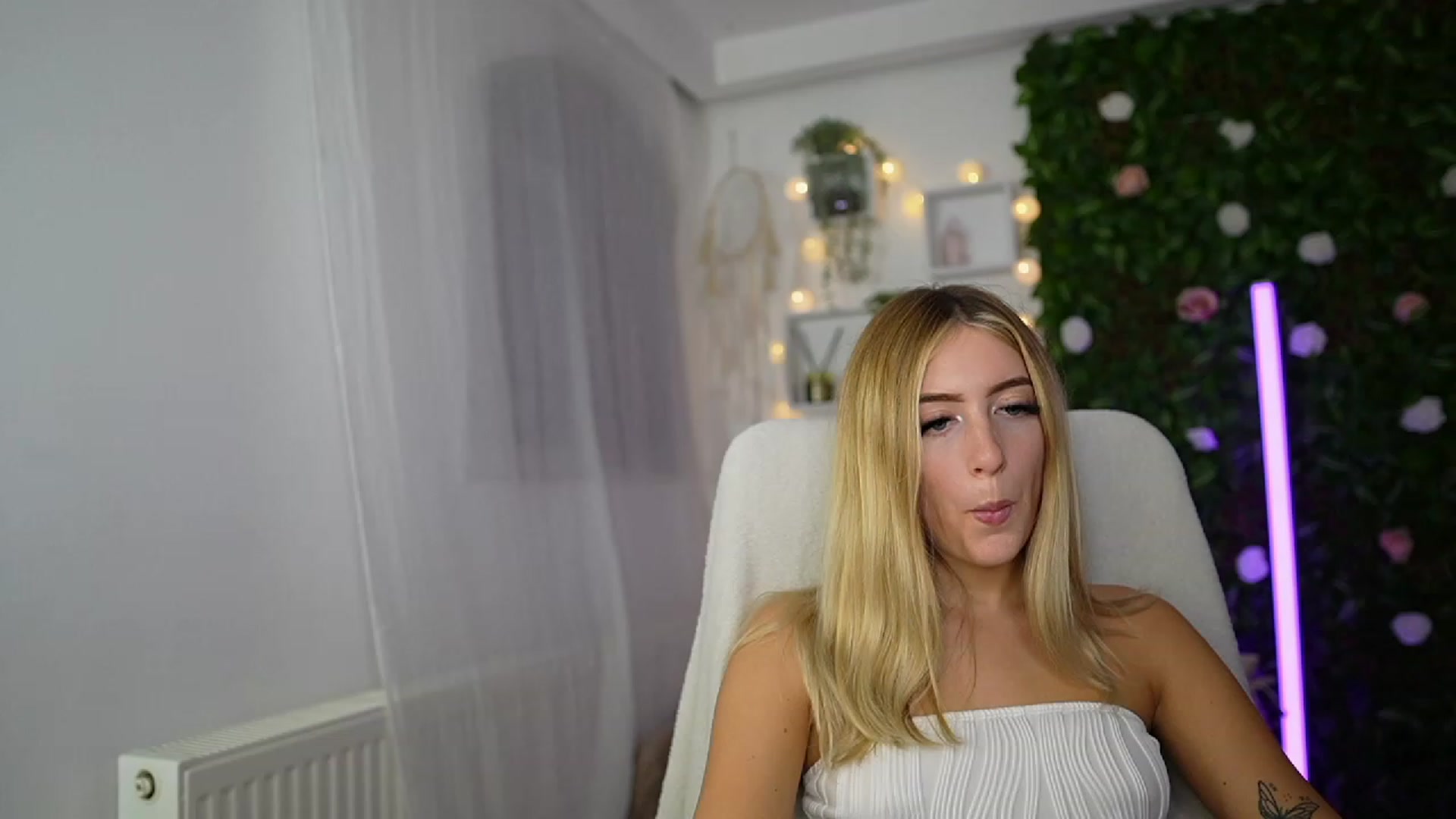 Gallery image thumbnail from Tina_Nappi18's myfreecams stream on, 09/17/2023, 17:48 image 9 of 20