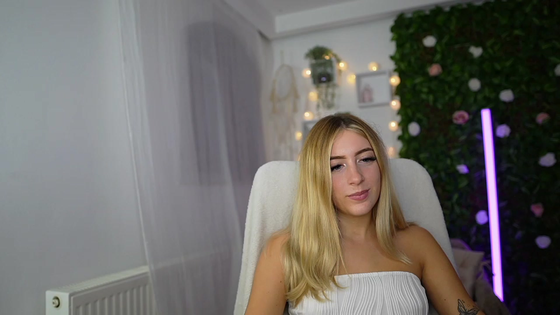 Gallery image thumbnail from Tina_Nappi18's myfreecams stream on, 09/17/2023, 17:48 image 18 of 20