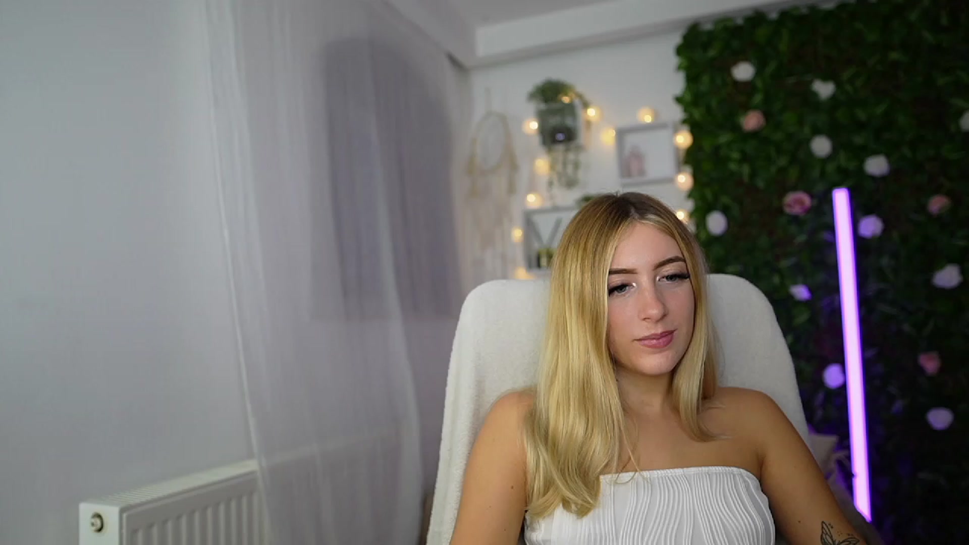 Gallery image thumbnail from Tina_Nappi18's myfreecams stream on, 09/17/2023, 17:48 image 15 of 20