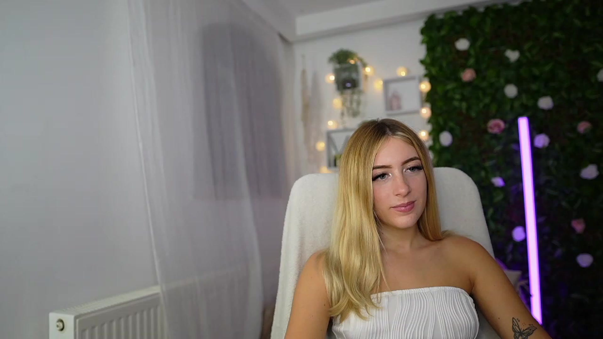 Gallery image thumbnail from Tina_Nappi18's myfreecams stream on, 09/17/2023, 17:48 image 20 of 20