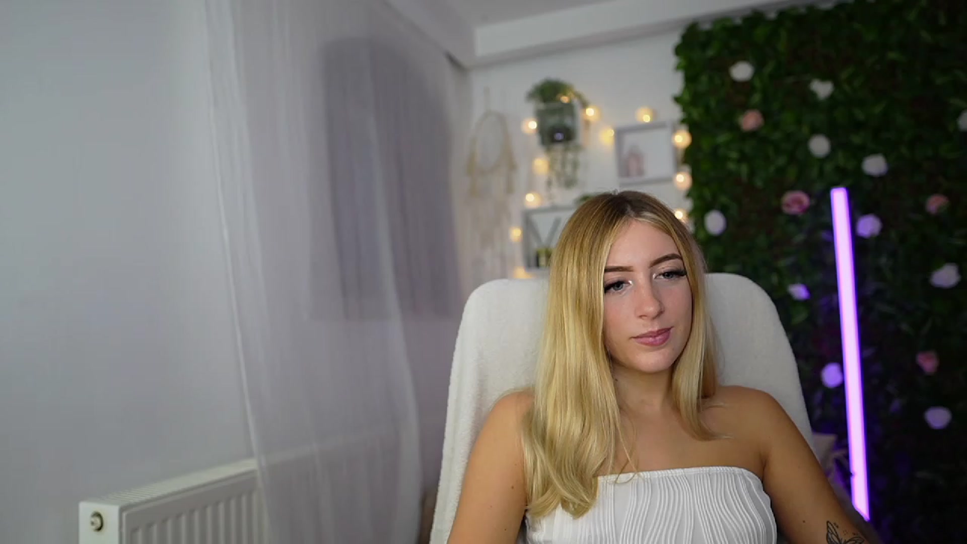 Gallery image thumbnail from Tina_Nappi18's myfreecams stream on, 09/17/2023, 17:48 image 14 of 20