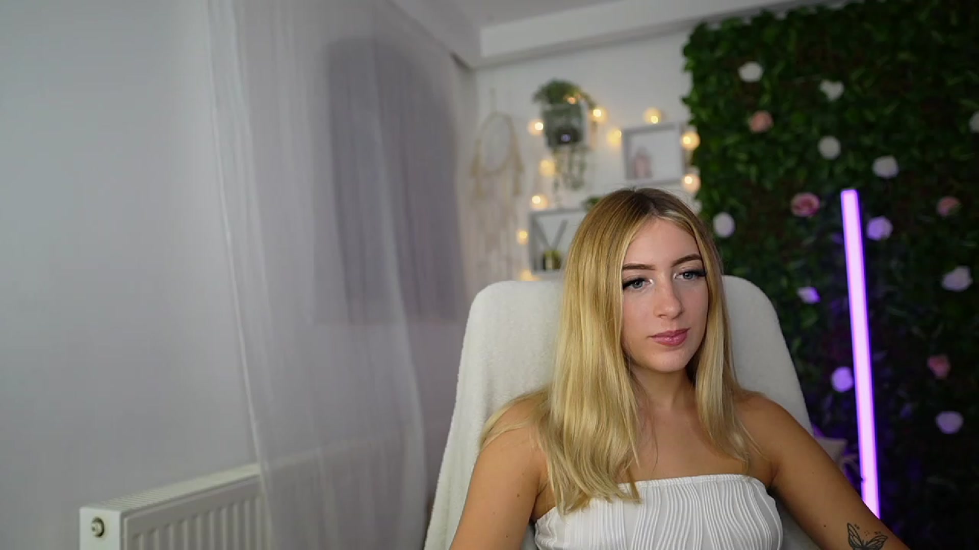 Gallery image thumbnail from Tina_Nappi18's myfreecams stream on, 09/17/2023, 17:48 image 6 of 20