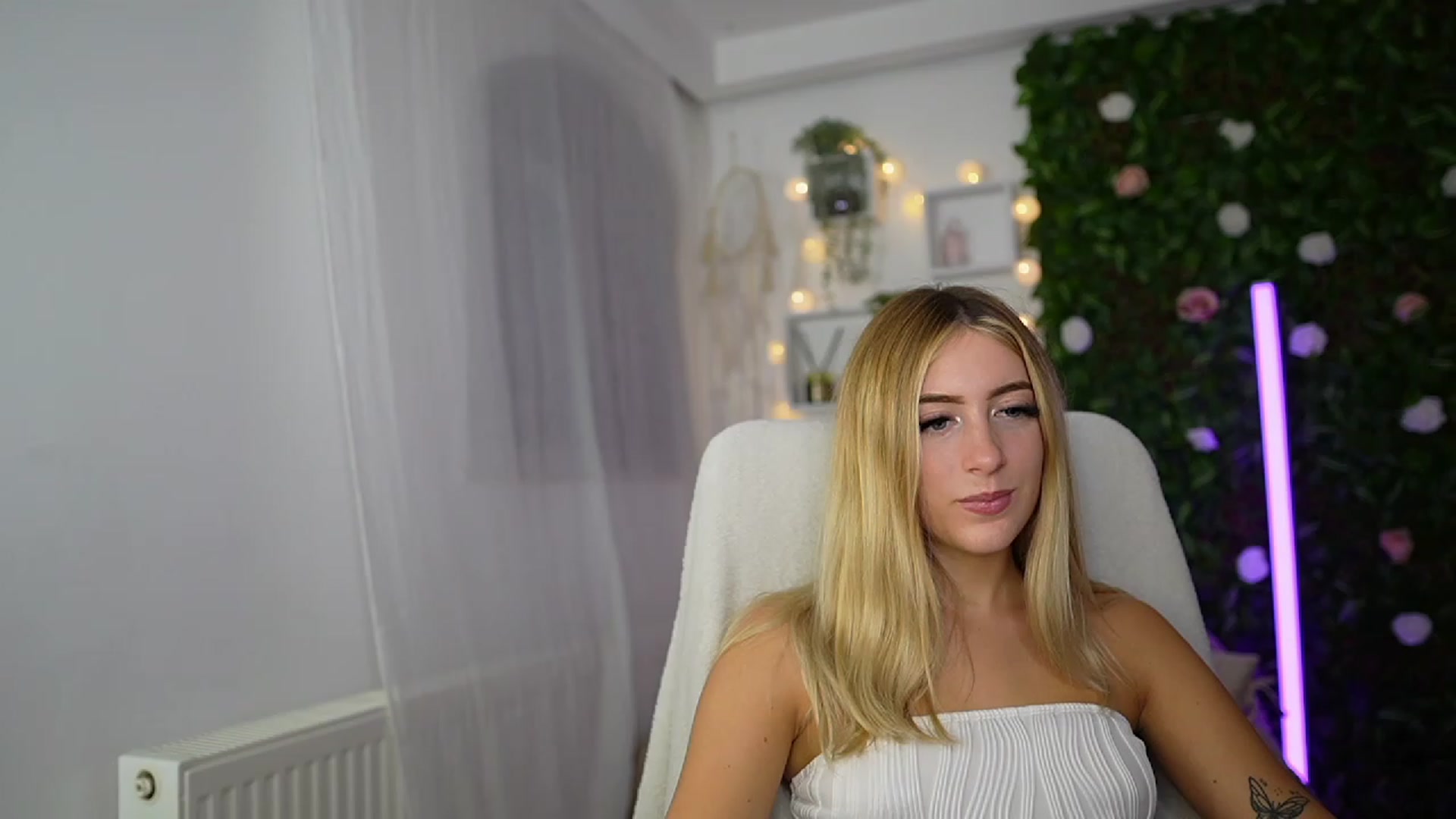 Gallery image thumbnail from Tina_Nappi18's myfreecams stream on, 09/17/2023, 17:48 image 8 of 20