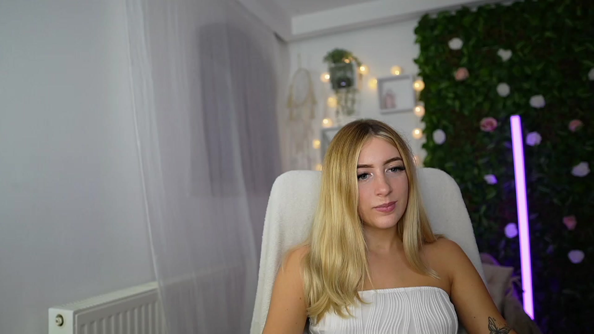 Gallery image thumbnail from Tina_Nappi18's myfreecams stream on, 09/17/2023, 17:48 image 17 of 20