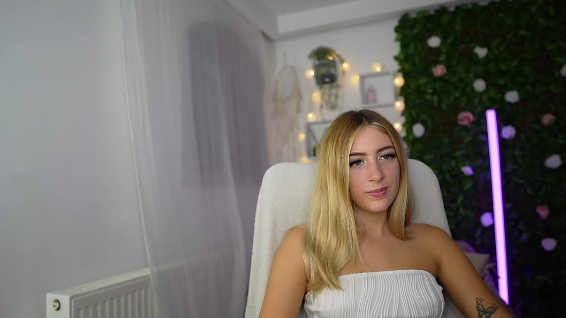 Gallery image thumbnail from Tina_Nappi18's myfreecams stream on, 09/17/2023, 17:48 image 12 of 20