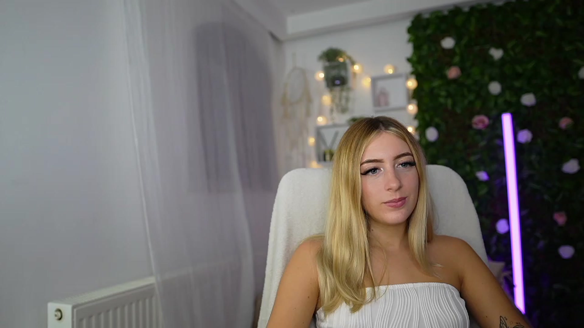 Gallery image thumbnail from Tina_Nappi18's myfreecams stream on, 09/17/2023, 17:48 image 16 of 20