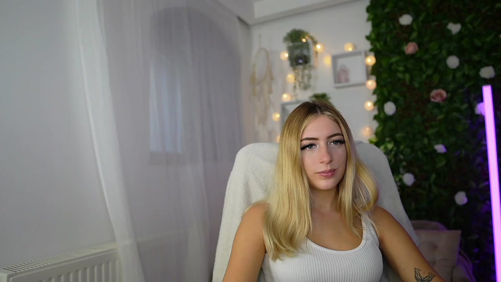 Gallery image thumbnail from Tina_Nappi18's myfreecams stream on, 09/18/2023, 14:55 image 10 of 20
