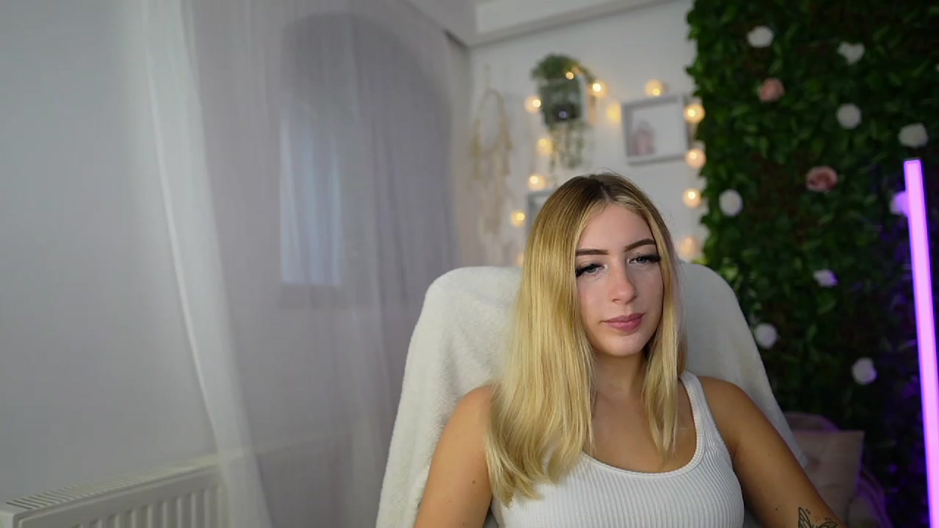 Gallery image thumbnail from Tina_Nappi18's myfreecams stream on, 09/18/2023, 14:55 image 8 of 20