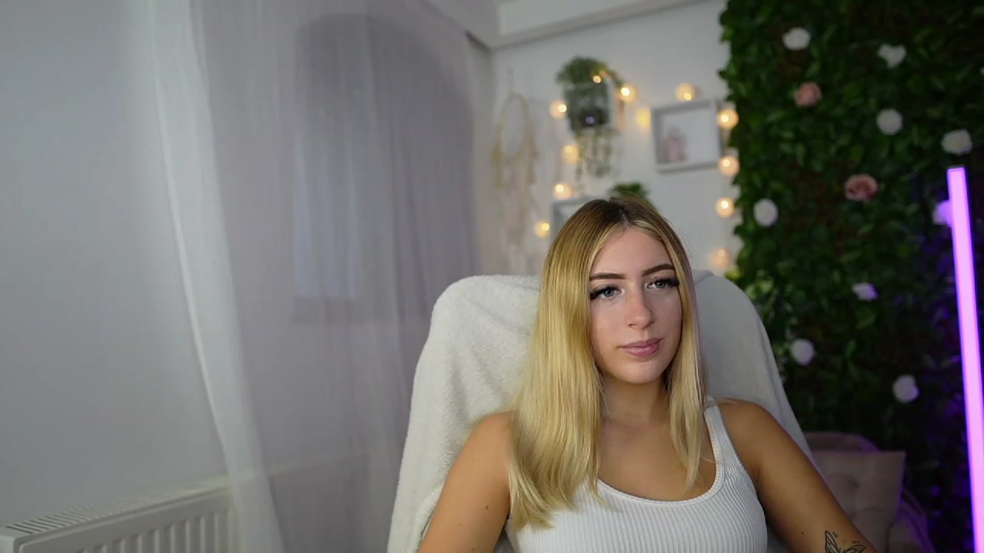 Gallery image thumbnail from Tina_Nappi18's myfreecams stream on, 09/18/2023, 14:55 image 18 of 20